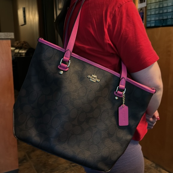 Medium Coach Shoulder Bag. - Picture 7 of 7